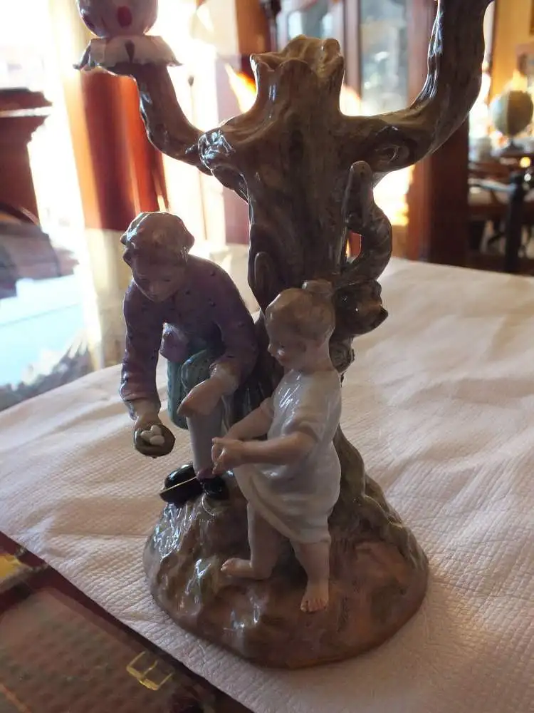 Meissen Figur Gärtner zeigt Kind Vogelnest hangemalt, Schwerter unterglasurblau  5