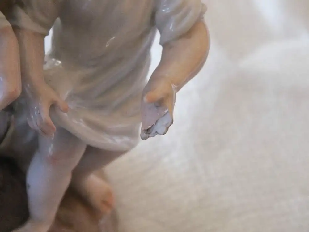 Meissen Figur Gärtner zeigt Kind Vogelnest hangemalt, Schwerter unterglasurblau  8