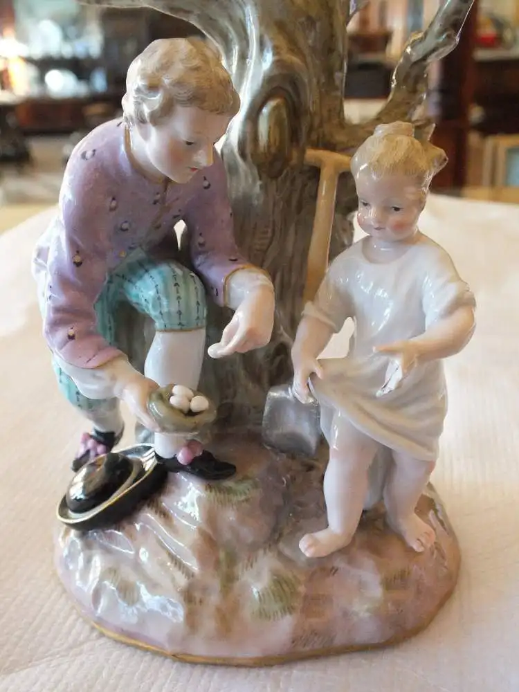 Meissen Figur Gärtner zeigt Kind Vogelnest hangemalt, Schwerter unterglasurblau  9