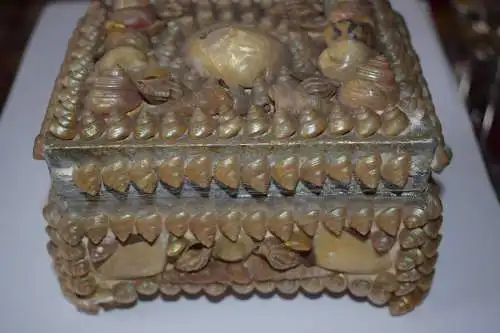 Schmuckkästchen, Hamburg, mit Muscheln bestückt