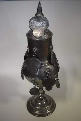 Zunft Zinn Pokal, ES LEBE DAS EHRBARE HANDWERK DER LEINEWEBER DEN 18.MERZ 1799