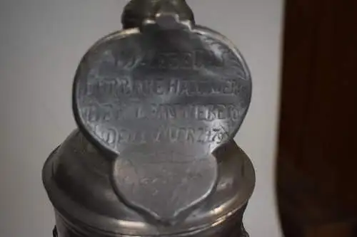 Zunft Zinn Pokal, ES LEBE DAS EHRBARE HANDWERK DER LEINEWEBER DEN 18.MERZ 1799