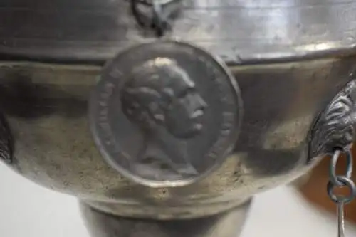 Zunft Zinn Pokal, ES LEBE DAS EHRBARE HANDWERK DER LEINEWEBER DEN 18.MERZ 1799