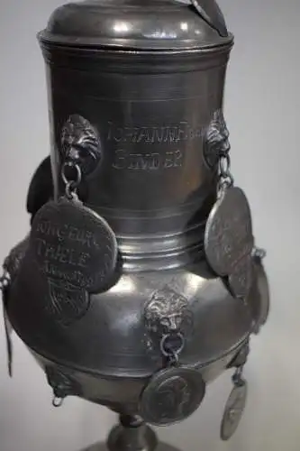 Zunft Zinn Pokal, ES LEBE DAS EHRBARE HANDWERK DER LEINEWEBER DEN 18.MERZ 1799