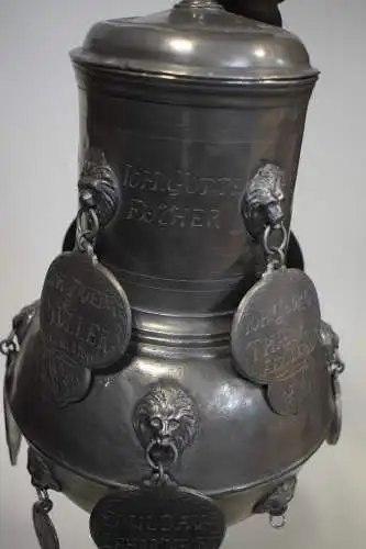 Zunft Zinn Pokal, ES LEBE DAS EHRBARE HANDWERK DER LEINEWEBER DEN 18.MERZ 1799