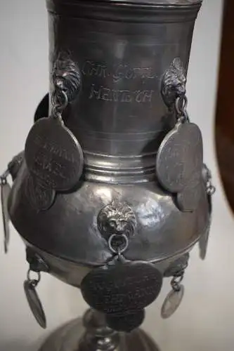 Zunft Zinn Pokal, ES LEBE DAS EHRBARE HANDWERK DER LEINEWEBER DEN 18.MERZ 1799