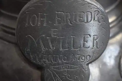 Zunft Zinn Pokal, ES LEBE DAS EHRBARE HANDWERK DER LEINEWEBER DEN 18.MERZ 1799