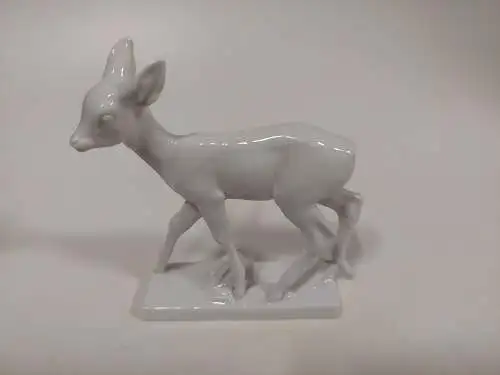 Meissen Tierfigur Reh, Rehkitz, Entwurf von Willi Münch-Khe, Porzellan, weiß