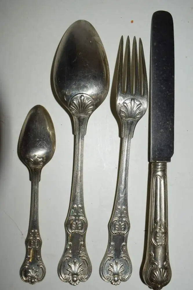 Altes Silber Besteck, mit 7-zackiger Adelskrone für 18 Personen + 6 Vorlegeteile 1