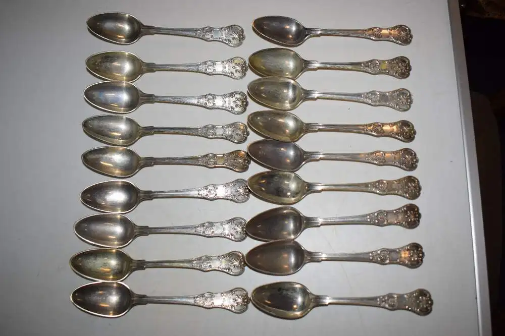 Altes Silber Besteck, mit 7-zackiger Adelskrone für 18 Personen + 6 Vorlegeteile 12