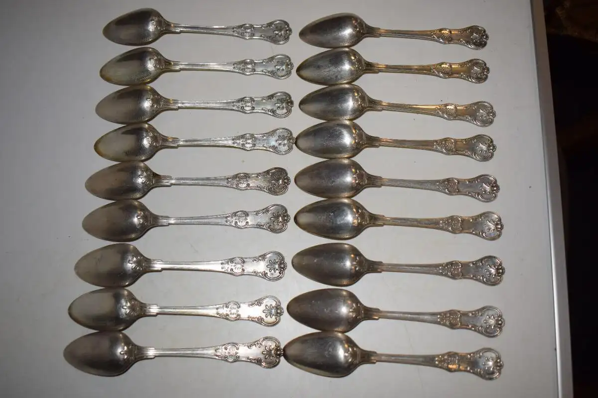 Altes Silber Besteck, mit 7-zackiger Adelskrone für 18 Personen + 6 Vorlegeteile 13