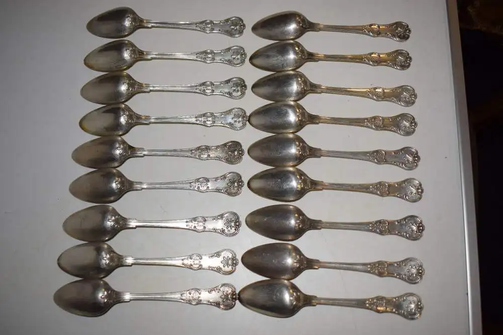 Altes Silber Besteck, mit 7-zackiger Adelskrone für 18 Personen + 6 Vorlegeteile 13