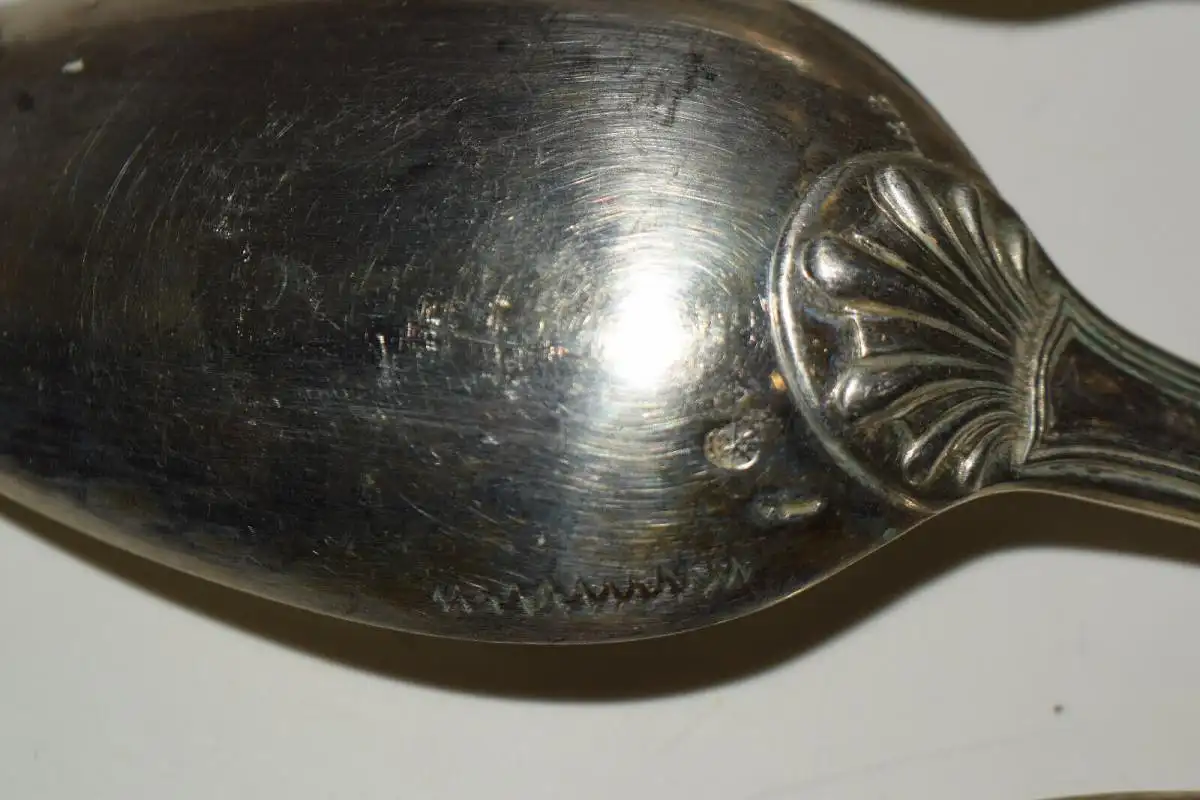 Altes Silber Besteck, mit 7-zackiger Adelskrone für 18 Personen + 6 Vorlegeteile 15