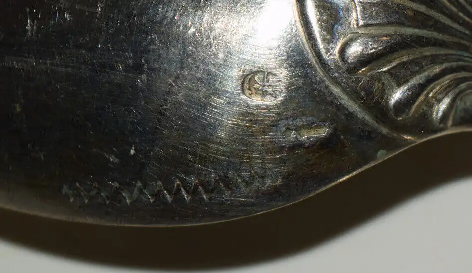 Altes Silber Besteck, mit 7-zackiger Adelskrone für 18 Personen + 6 Vorlegeteile 18