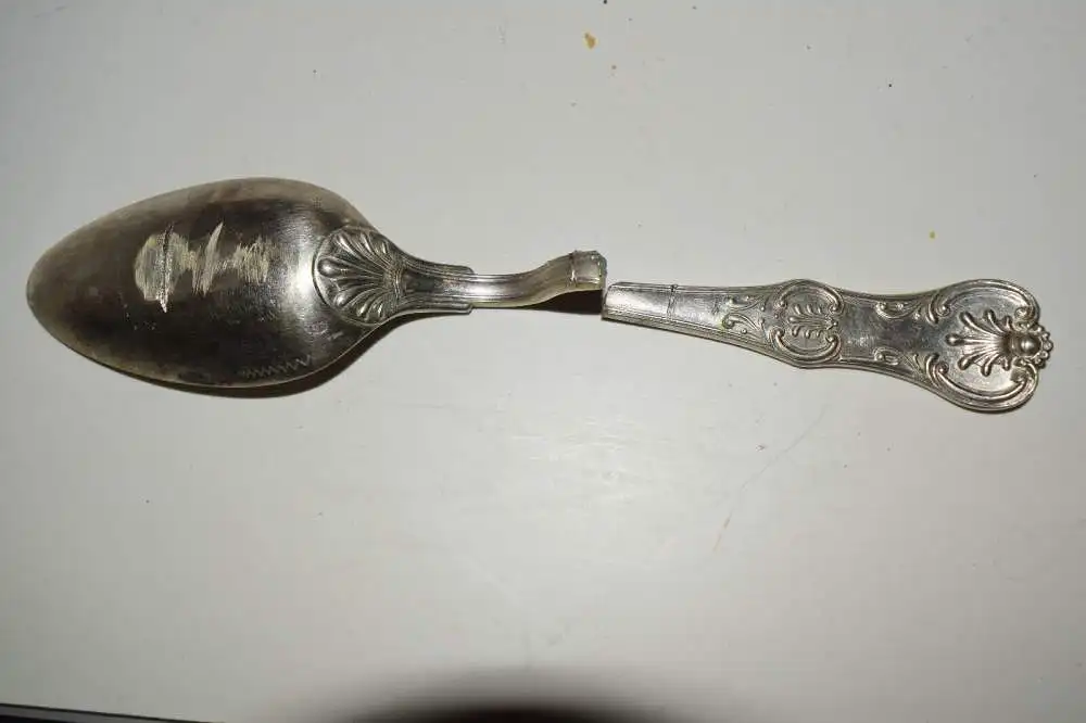 Altes Silber Besteck, mit 7-zackiger Adelskrone für 18 Personen + 6 Vorlegeteile 19