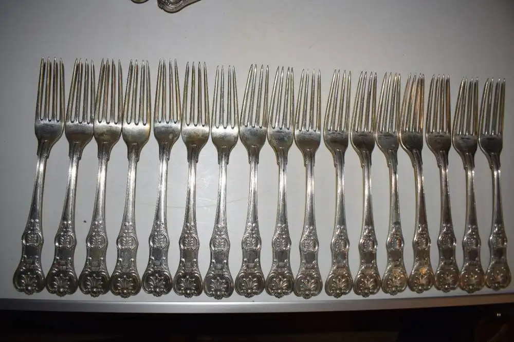 Altes Silber Besteck, mit 7-zackiger Adelskrone für 18 Personen + 6 Vorlegeteile 2
