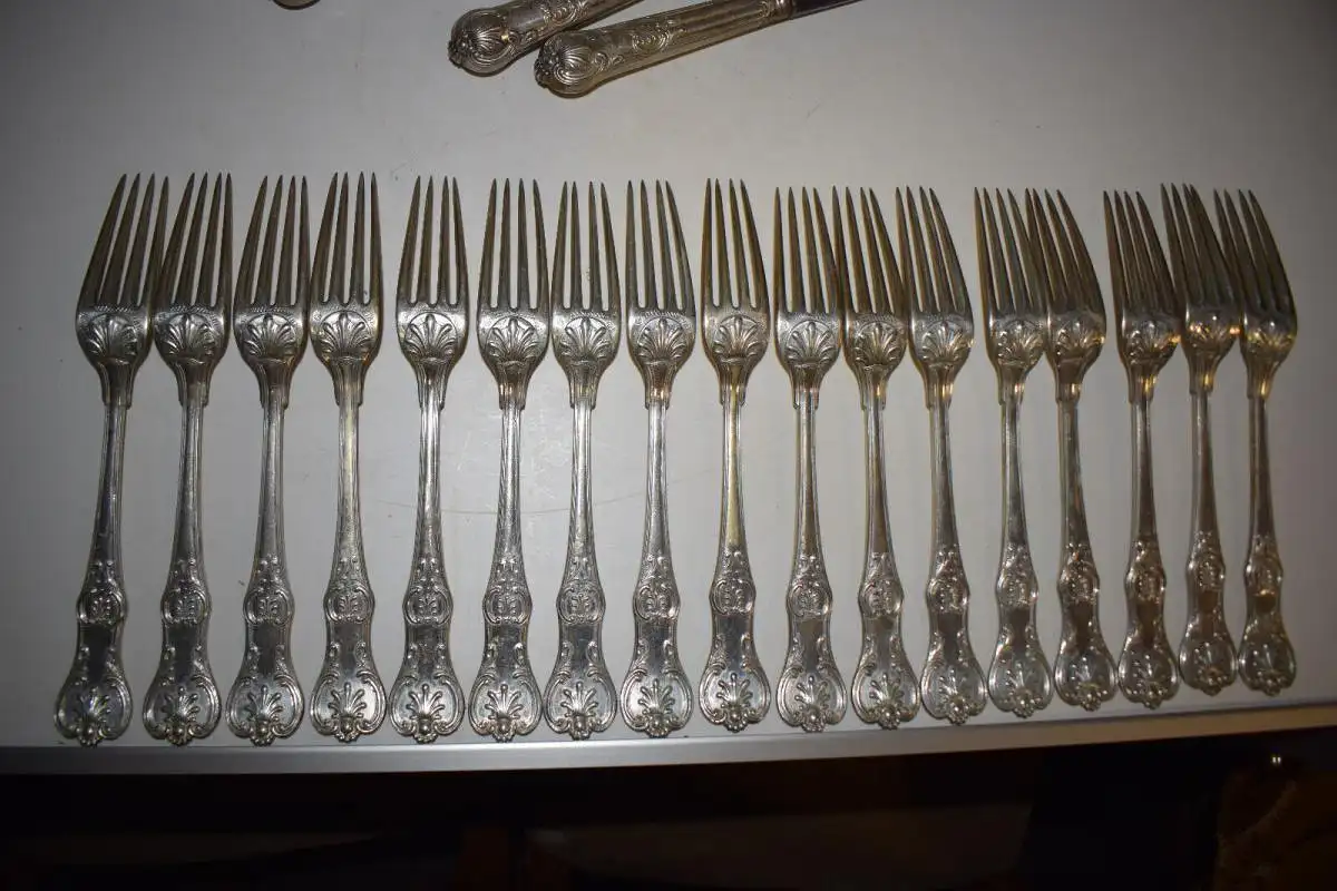 Altes Silber Besteck, mit 7-zackiger Adelskrone für 18 Personen + 6 Vorlegeteile 3