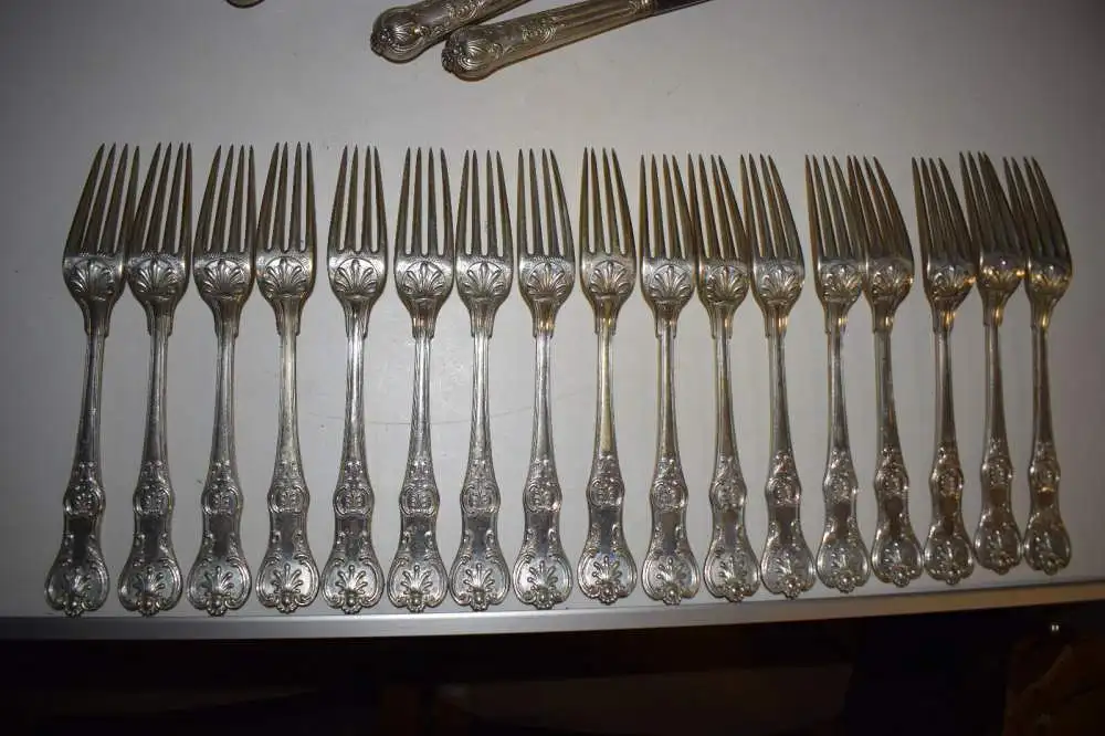 Altes Silber Besteck, mit 7-zackiger Adelskrone für 18 Personen + 6 Vorlegeteile 3