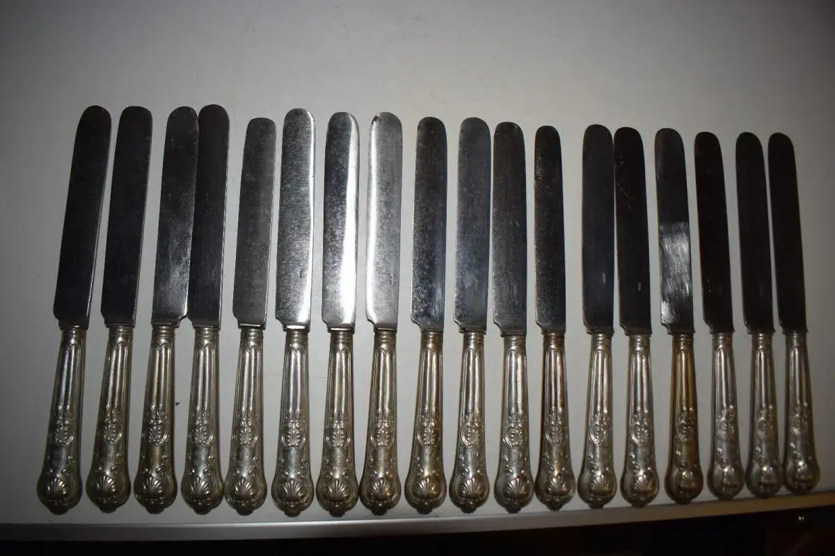 Altes Silber Besteck, mit 7-zackiger Adelskrone für 18 Personen + 6 Vorlegeteile 4