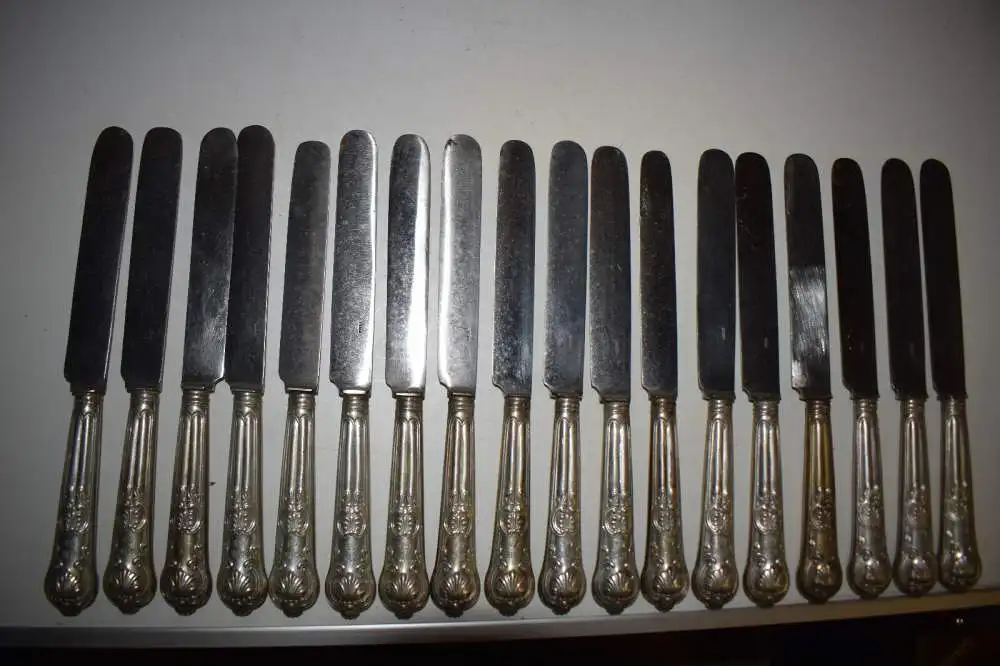 Altes Silber Besteck, mit 7-zackiger Adelskrone für 18 Personen + 6 Vorlegeteile 4