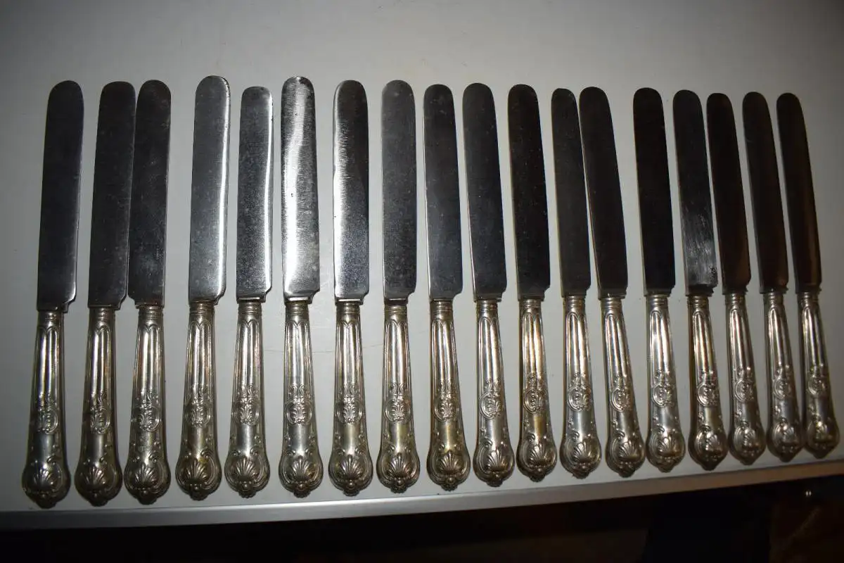 Altes Silber Besteck, mit 7-zackiger Adelskrone für 18 Personen + 6 Vorlegeteile 5