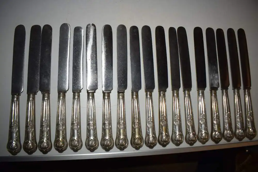 Altes Silber Besteck, mit 7-zackiger Adelskrone für 18 Personen + 6 Vorlegeteile 5