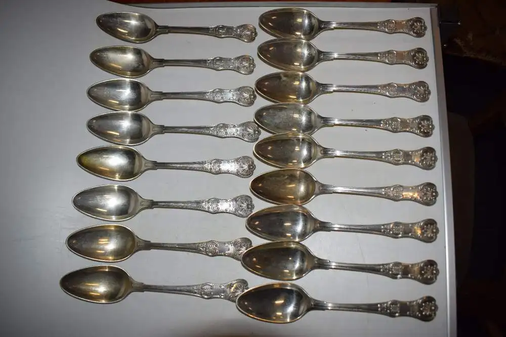 Altes Silber Besteck, mit 7-zackiger Adelskrone für 18 Personen + 6 Vorlegeteile 6