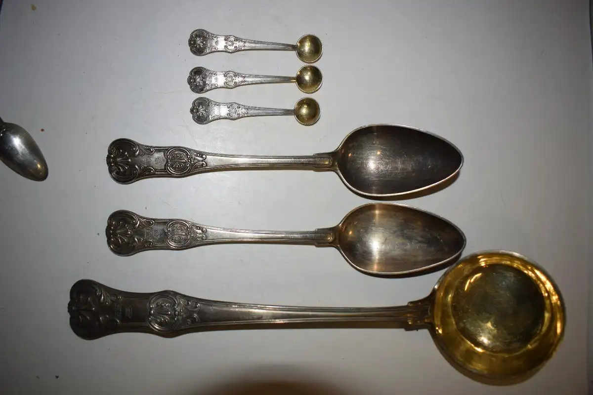 Altes Silber Besteck, mit 7-zackiger Adelskrone für 18 Personen + 6 Vorlegeteile 8