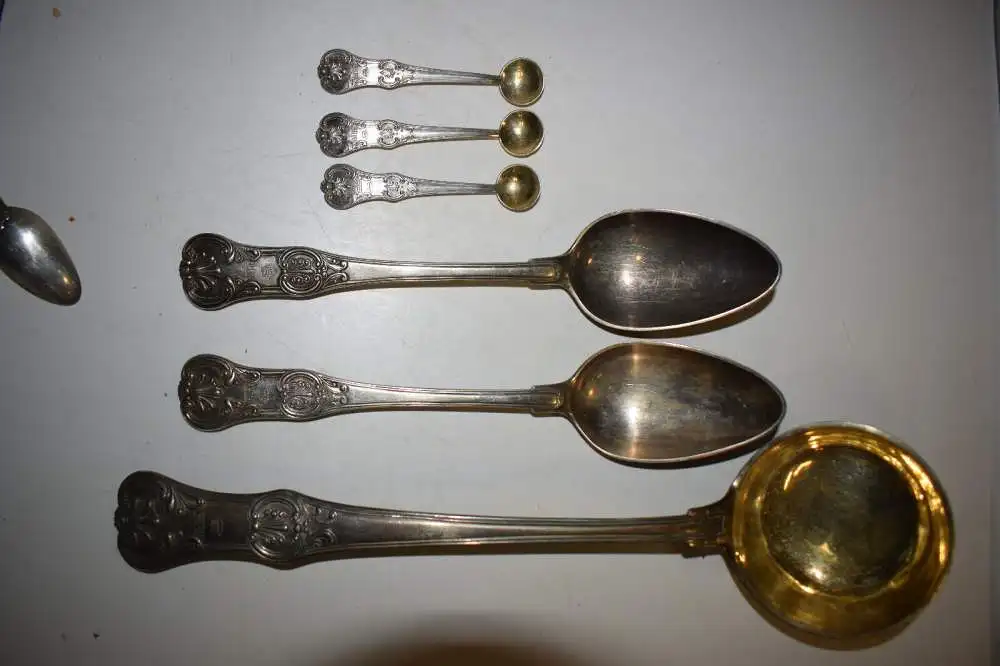 Altes Silber Besteck, mit 7-zackiger Adelskrone für 18 Personen + 6 Vorlegeteile 8