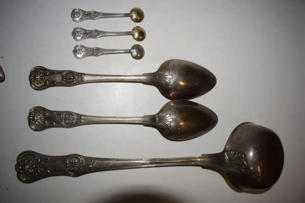 Altes Silber Besteck, mit 7-zackiger Adelskrone für 18 Personen + 6 Vorlegeteile 9