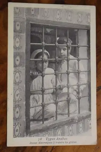 Ak Types Arabes, Jeunes Mauresques à travers les grilles, 1908 gelaufen