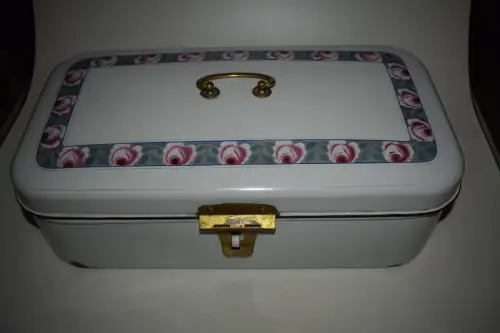 Wunderschöne Brotdose, Emaille mit Messingverschluß, Messinggriff und Rosendekor