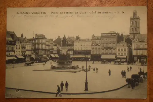 Ak 5. Saint-Quentin Place de 1 Hotel de Ville - Còté du Beffroi um 1916 gelaufen