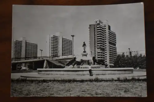 Ak Halle-Neustadt Brunnen und Hochhäuser im Zentrum der Stadt, um 1981 gelaufen