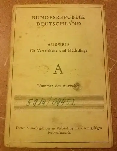 Stadt Hagen (Hrsg.): Ausweis für Vertriebene und Flüchtlinge - Bundesrepublik Deutschland - A - ausgestellt 1954 - Stempel Stadt Hagen - nur Angaben zur Person vorhanden, keine behördlichen Eintragungen. 