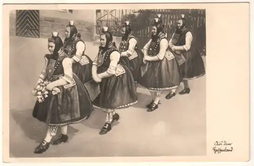 AK Tracht Aus dem Hessenland Schwälmer Hochzeitszug Brautjungfern im Feststaat, in den 1950er Jahren gelaufen. 