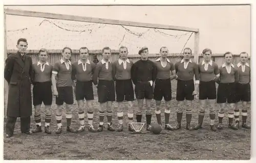 AK Herne-Baukau (handschrftl. bezeichnet) Sport Fußballmannschaft Pokal 1952, ungelaufen. 