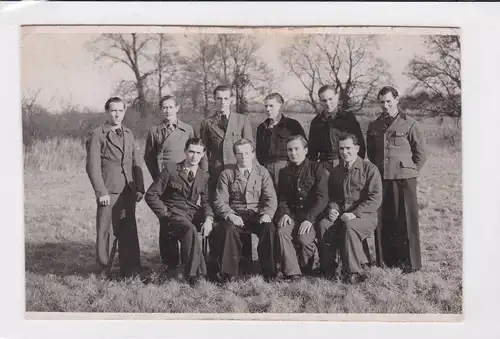 Foto aus englischer Gefangenschaft 1947. Umseitig mit einigen Namen und Zahlen. Weiteres Foto mit identischen Personen vorhanden, darauf handschriftlicher Vermerk: Gefangenschaft England 1947