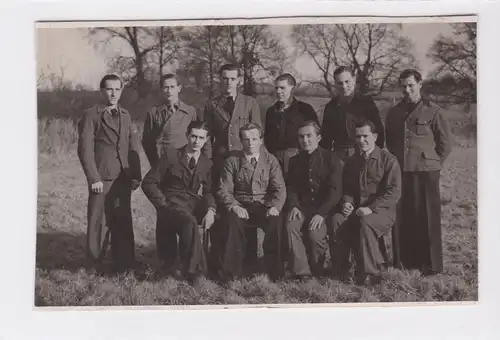 Foto aus englischer Gefangenschaft 1947. Umseitig handschriftlicher Vermerk: Gefangenschaft England 1947