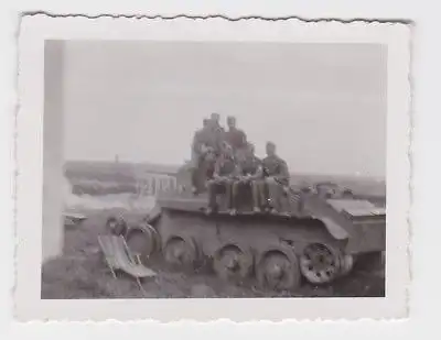82411 Fotos Deutscher Soldaten sitzen auf Panzer Wrack im 2.Weltkrieg