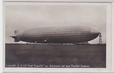 88533 Ak Luftschiff LZ127 Graf Zeppelin auf dem Flugfeld Staaken um 1930