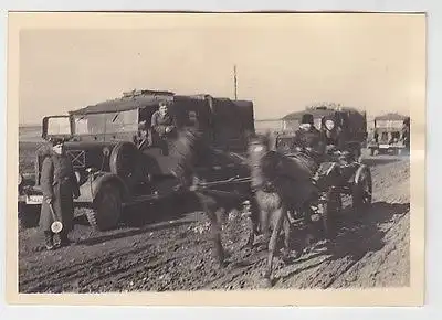 71549 Original Foto Kolonne Mercedes LKW und Pferdewagen in Russland 2.Weltkrieg
