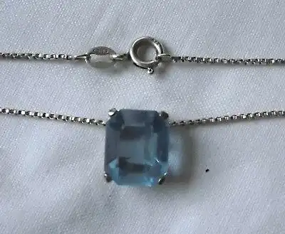 Schmeichelhafte Kette aus 925er Silber mit blauem Stein Anhänger (103207)