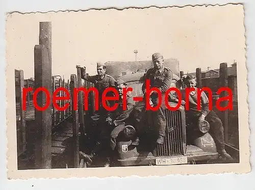 72905 Original Foto Soldaten mit LKW mit Kennung beim Bahntransport 2.Weltkrieg