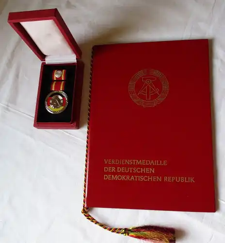 DDR  Verdienstmedaille der DDR im Originaletui + Verleihungsurkunde 1981 /121430