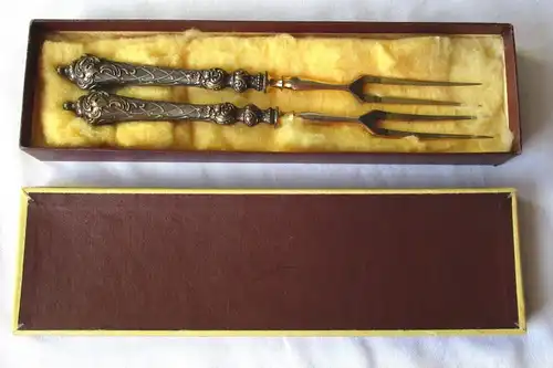Jugendstil Fleischgabel goldfarben mit schön verziertem Griff mit Etui (124847)