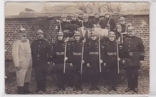 49044 Foto Ak Gruppe Feuerwehrmänner und -frauen um 1910