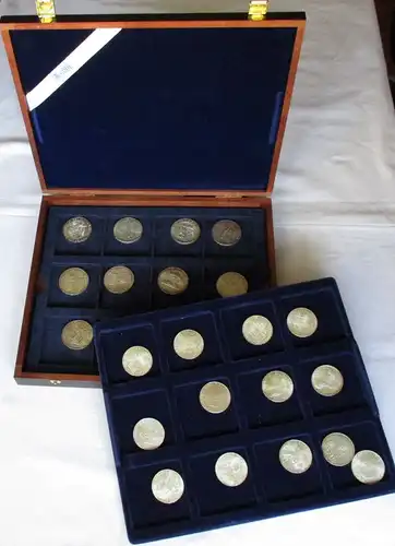 Schöne Sammlung mit 25 Silbermünzen Österreich im Holzetui (108148)