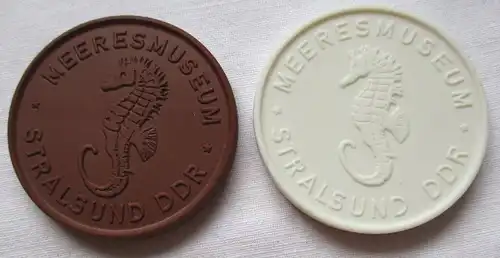 2 seltene DDR Porzellan Medaillen Meeresmuseum Stralsund Seepferdchen (113760)