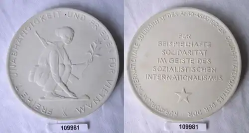 Seltene DDR Porzellan Medaille Dolidarität mit Vietnam  (109981)